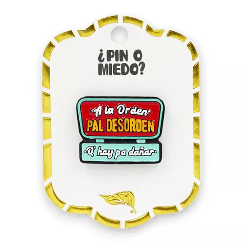 Pin metálico A la orden pal desorden